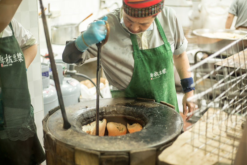 何かをナンを焼くみたいに釜にくっつけて焼いていました